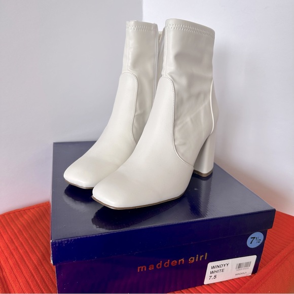 NEW IN BOX Madden Girl Windyy Booties | White | Size 7.5 - Picture 2 of 4